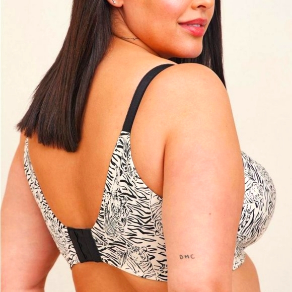 ❤️NWT VINTAGE TORRID BRA - WIRELESS LIGHTLY LINED - ANIMAL PRINT BACK SMOOTHING - Picture 3 of 9